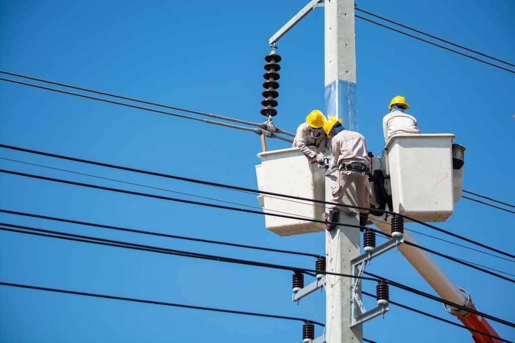 Czy montaż halogenu wymaga uprawnień elektrycznych?