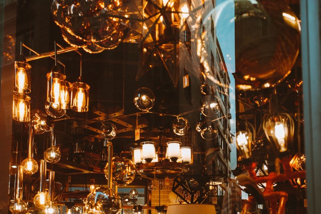 Ile kosztuje lampa sufitowa do salonu w 2026 r.?