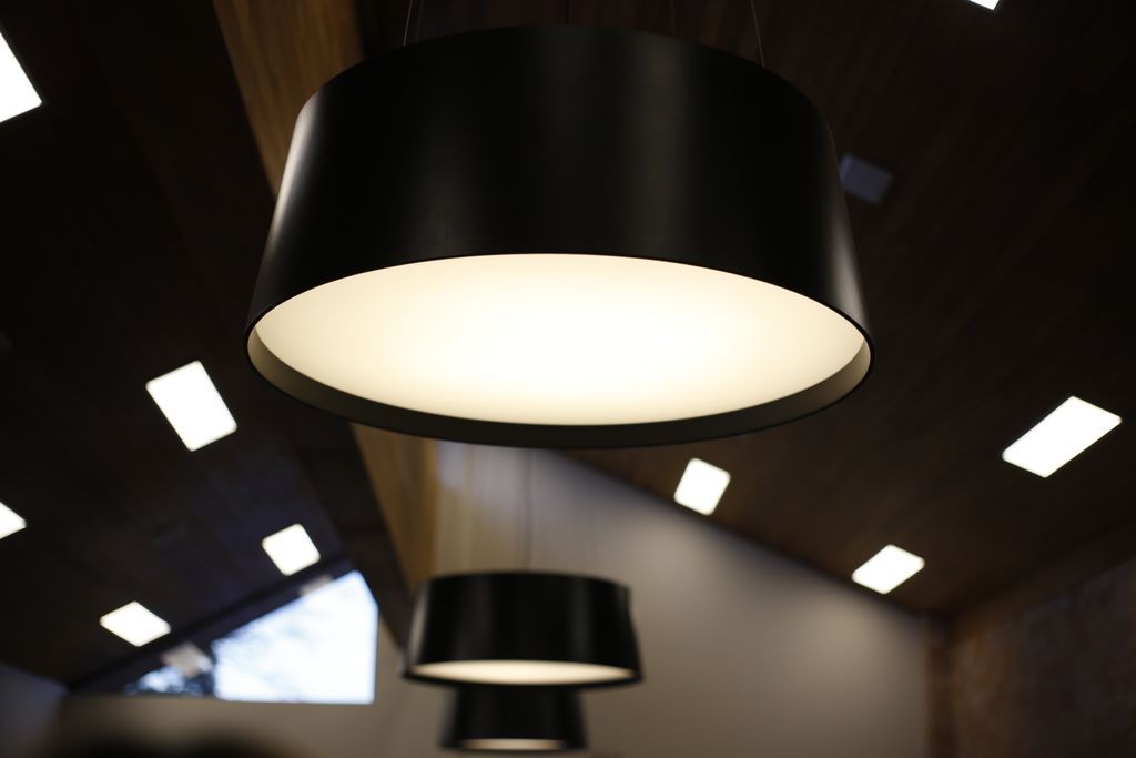 Lampy sufitowe halogenowe kontra LED – jak podjąć ostateczną decyzję?