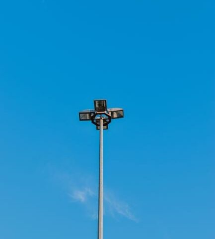 Instalacja lamp sufitowych halogenowych – krok po kroku dla początkujących.