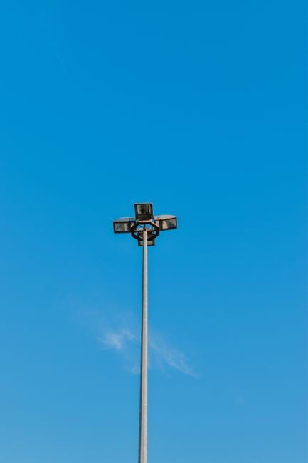 Instalacja lamp sufitowych halogenowych – krok po kroku dla początkujących.