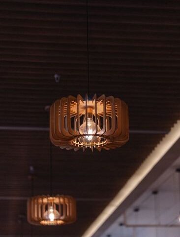 Lampy sufitowe halogenowe kontra LED – co wybrać do domu?