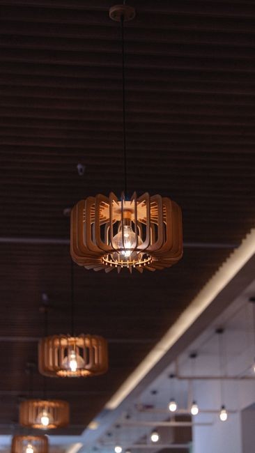 Lampy sufitowe halogenowe kontra LED – co wybrać do domu?