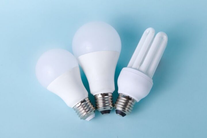 Żarówki halogenowe kontra LED – co wybrać do oświetlenia wnętrz?