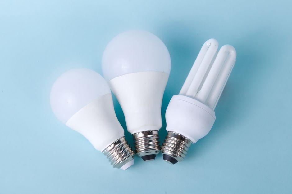 Żarówki halogenowe kontra LED – co wybrać do oświetlenia wnętrz?