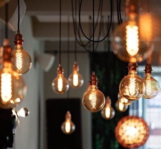 Żarówki halogenowe kontra LED – porównanie oświetlenia dekoracyjnego