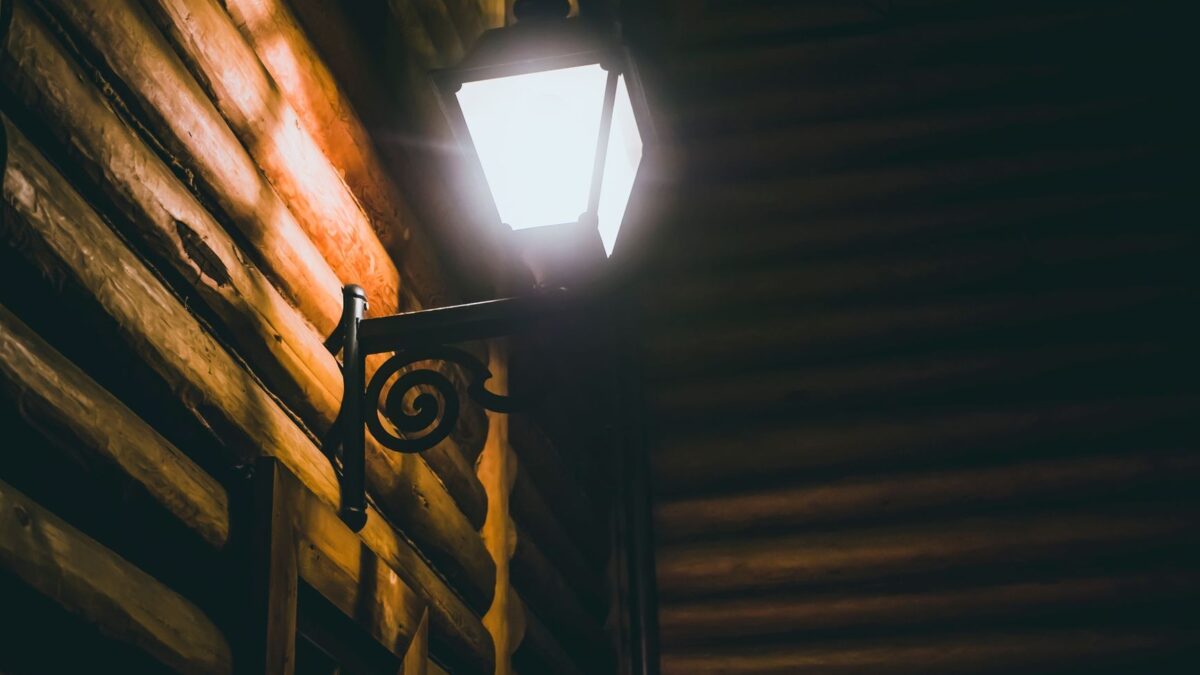 Lampy zewnętrzne na dom: Jak wybrać odpowiednie oświetlenie?