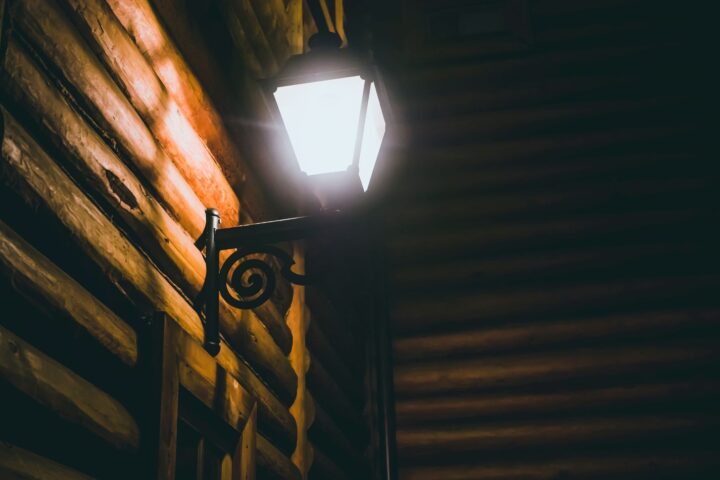 Lampy zewnętrzne na dom: Jak wybrać odpowiednie oświetlenie?
