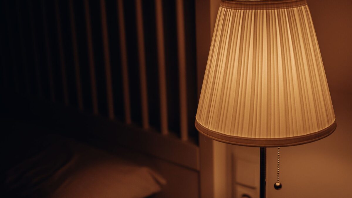 Na co zwrócić uwagę przy wyborze lamp do sypialni