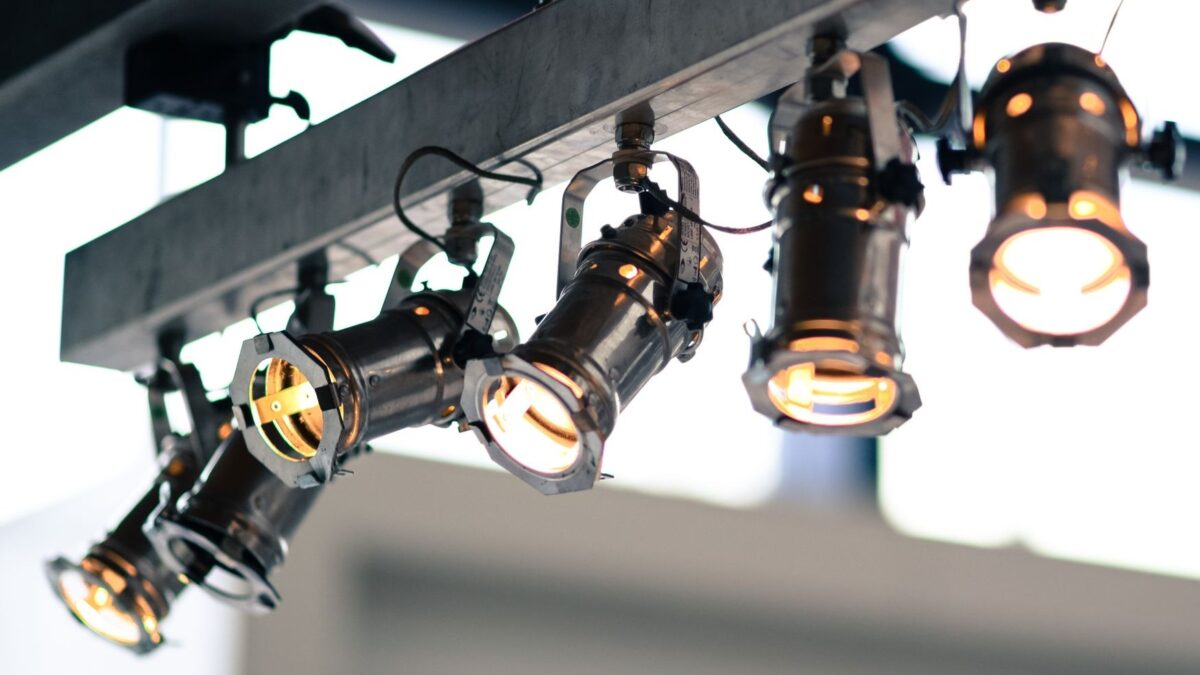 Na co zwrócić uwagę przy wyborze lamp halogenowych do wnętrz