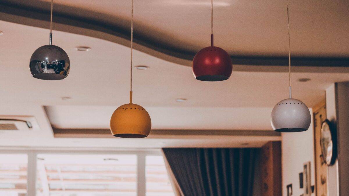 Na co zwrócić uwagę przy wyborze lamp halogenowych do wnętrz
