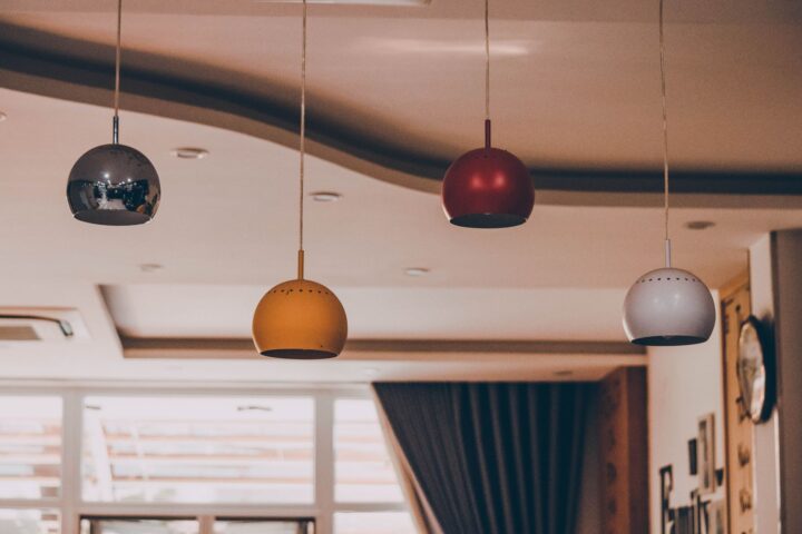 Na co zwrócić uwagę przy wyborze lamp sufitowych do wnętrz